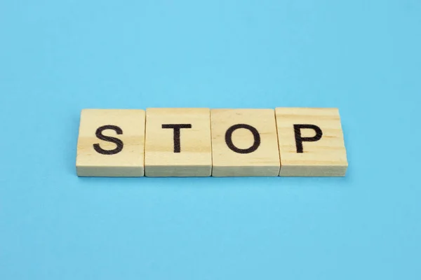 Stop Parola Lettere Legno Uno Sfondo Blu — Foto Stock