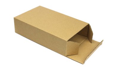 Karton kutu beyaz üzerinde izole