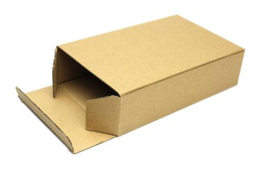 Karton kutu beyaz üzerinde izole