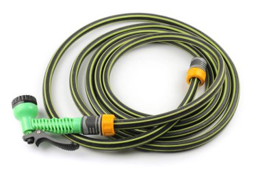 Katlanmış sprey hortumu beyaza yalıtılmış.