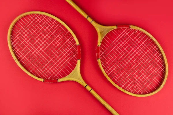 Raquetes Badminton Fundo Vermelho Brilhante — Fotografia de Stock