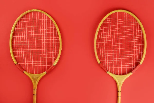 Badmintonschläger Auf Leuchtend Rotem Hintergrund — Stockfoto