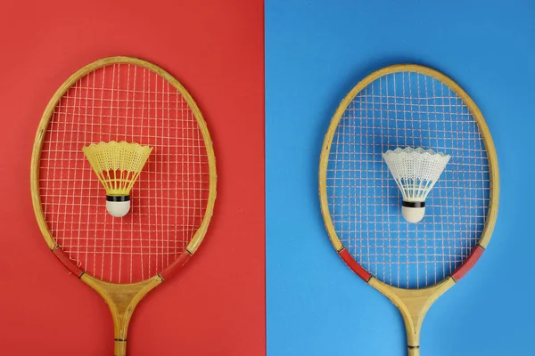红蓝相间背景的羽毛球球拍和羽毛球 — 图库照片