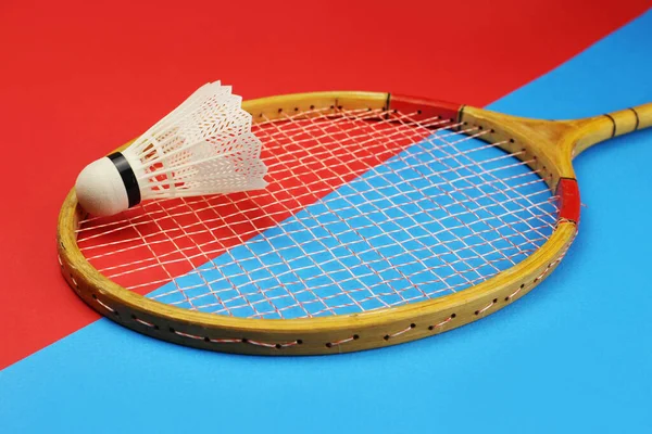 Badmintonschläger Und Federball Auf Leuchtend Rotem Hintergrund — Stockfoto