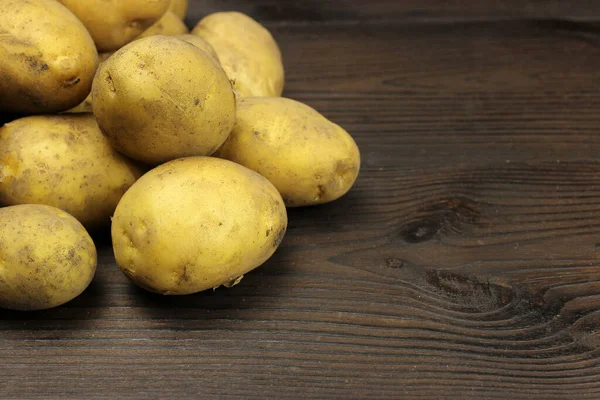 Rohe Bio Kartoffeln Auf Einem Hölzernen Hintergrund — Stockfoto