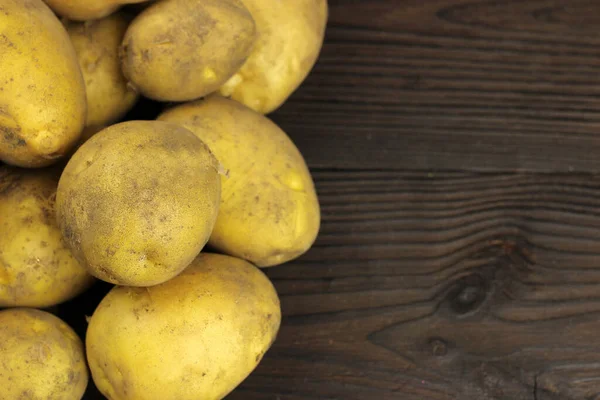 Rohe Bio Kartoffeln Auf Einem Hölzernen Hintergrund — Stockfoto