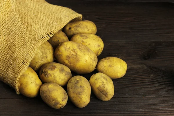 Rohe Bio Kartoffeln Aus Der Tüte Geschüttet — Stockfoto