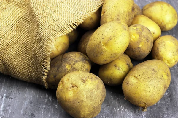Rohe Bio Kartoffeln Aus Der Tüte Geschüttet — Stockfoto