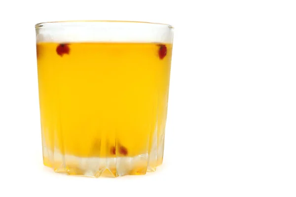 白に単離された蒸しガラスの中にベリーと黄色のアイスティー — ストック写真
