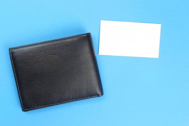 Cüzdanı siyah deri ve beyaz kartı var.