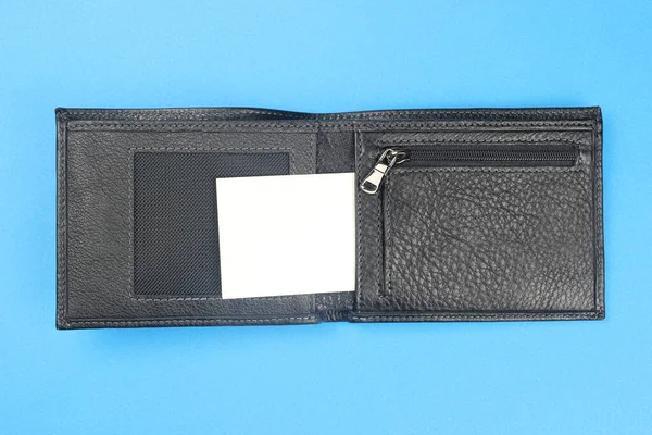 Zwart Lederen Portemonnee Geopend Met Een Lege Witte Kaart Mock — Stockfoto