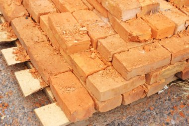 Ahşap bir palette kırmızı tuğlalar