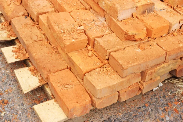 Ahşap bir palette kırmızı tuğlalar