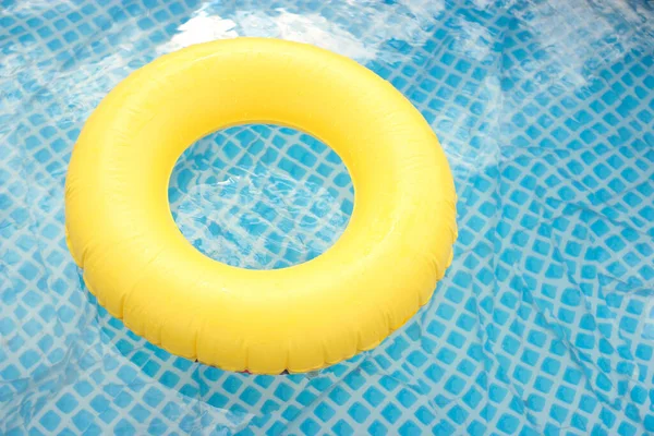 Bóia Vida Amarela Nadando Piscina Água — Fotografia de Stock