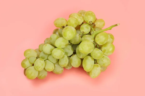 Groene Heerlijke Druiven Een Roze Achtergrond — Stockfoto