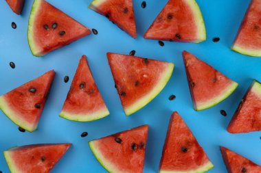 Mavi arka planda olgun karpuz dilimleri, doku, patern