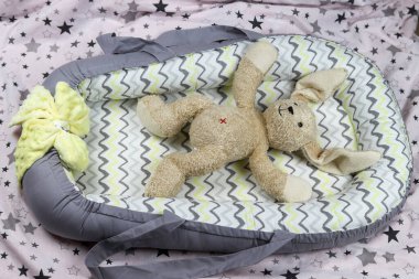 Kozadaki yumuşak tavşan, yeni doğanlar için yuva