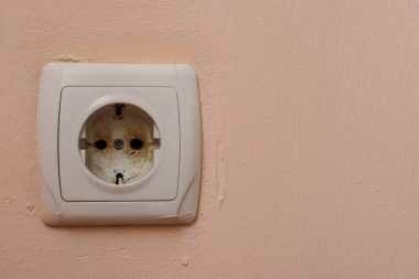 Duvarda yanmış kirli bir soket. Metin için alanı kopyala