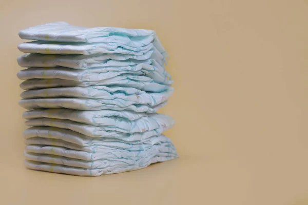 Pile Couches Sur Fond Clair Produits Hygiène Pour Bébés — Photo