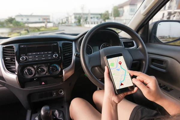 Mão Mulher Usando Smartphone Com Aplicativo Mapa Navegador Gps Carro — Fotografia de Stock