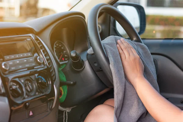Ręce Kobiety Pomocą Tkaniny Mikrofibry Czyszczenia Wnętrza Samochodów Suv Sunray — Zdjęcie stockowe