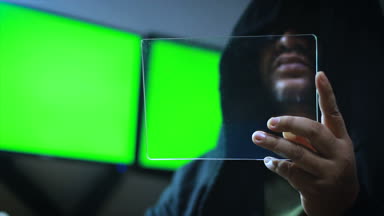 Hacker açık tablet yeşil ekran monitör arka plan ile kullanma