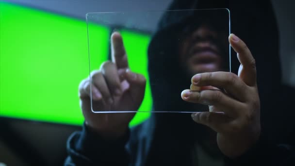 Hacker Usando Tablet Claro Com Tela Verde Monitor Fundo — Vídeo de Stock