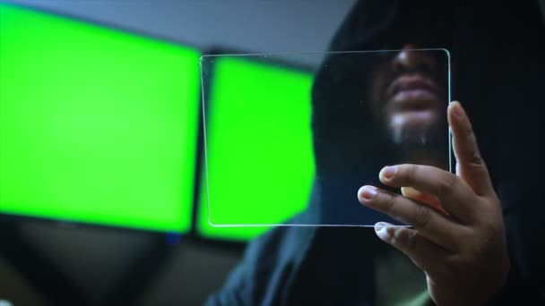 Hacker Usando Tablet Claro Com Tela Verde Monitor Fundo — Vídeo de Stock