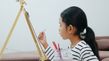 Çizim ve boyama kağıt sanat eğitim kavramı için Asyalı küçük kız