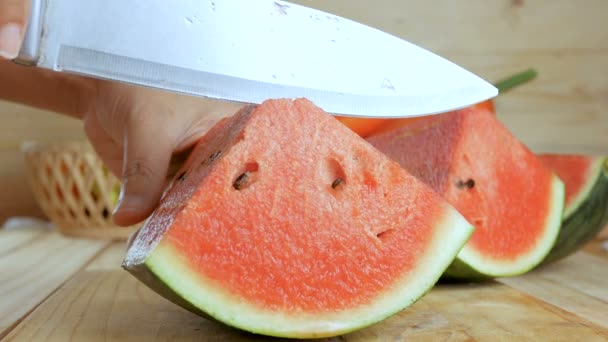 Bliska Strzał Ręce Kobiety Pomocą Noża Cięcia Dojrzały Arbuz Płycie — Wideo stockowe