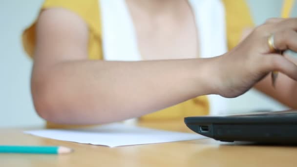 Руки Женщины Печатающей Ноутбук Использующей Карандашную Письменность Бумажной Метафоре Онлайн — стоковое видео