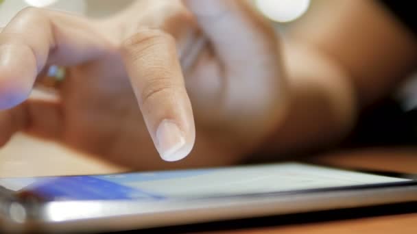 Hand Van Vrouw Met Behulp Van Mobiele Smartphone Voor Toepassing — Stockvideo
