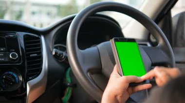 Uygulama ve kablosuz aygıt kavram odak alan sığ derinliği seçin için boş yeşil ekran monitör ile hareket eden smartphone kullanan kadın eli