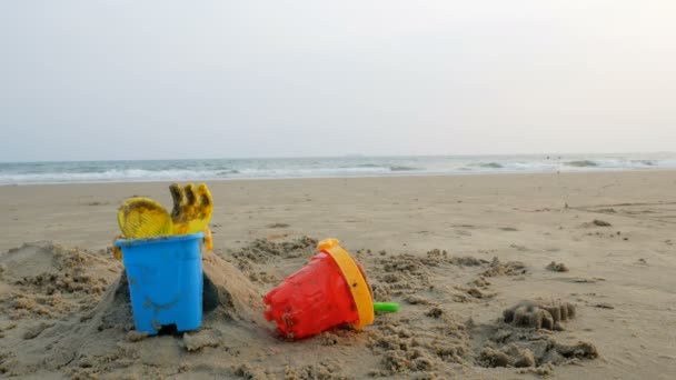 海の波と砂浜のビーチにおもちゃがフォーカス夏の雰囲気とフィールドの浅い深さを選択します — ストック動画