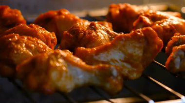 4k sıcak ve baharatlı pişirme işlenmiş tahıl ile Fırında tavuk kanadı ızgara