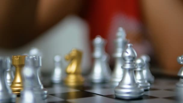 Закрыть Выстрел Руки Женщины Играющей Золотые Серебряные Шахматы Выберите Фокус — стоковое видео