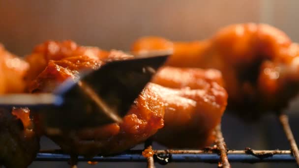 用谷物加工的烤箱烘烤热辣烤鸡翅 — 图库视频影像