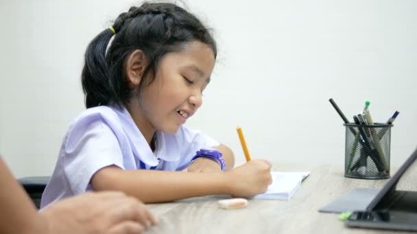 Asiática Niña Tailandés Estudiante Uniforme Haciendo Tarea Madera Mesa Seleccionar — Vídeo de stock