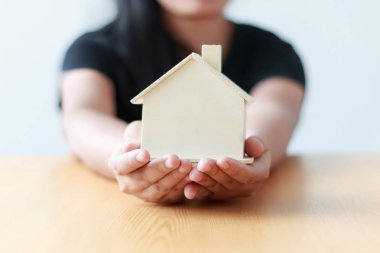 Ev ahşap ev sığ derinliği alan seçin odak gösterilen kadın ateş yakın çekim