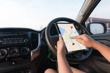 El gps navigator harita uygulaması Suv araba ile tablet kullanan kadın