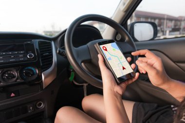 El gps navigator harita uygulaması Suv araba ile akıllı telefon kullanan kadın