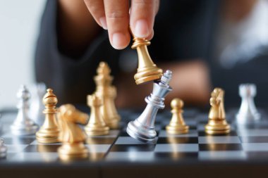 Yakın çekim yenilgi ve ölüm Gümüş altın satranç hareketli iş kadını kontrolden Kral beyaz ve siyah satranç tahtasının iş rekabet kazanan ve kaybeden kavramı meydan, seçici için Satranç Satranç sığ derinlik-in tarla Kral üzerinde odaklanmak