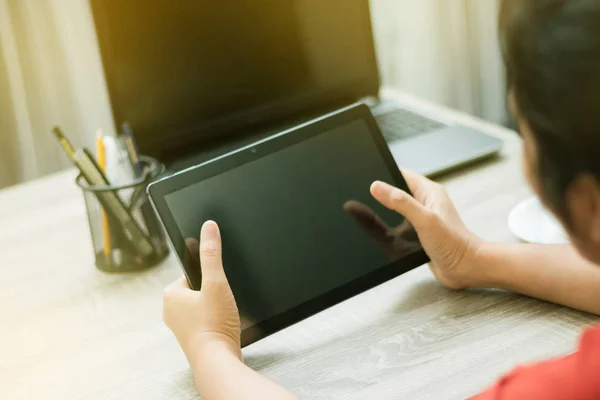 Händerna Kvinna Med Tabell Träbord — Stockfoto