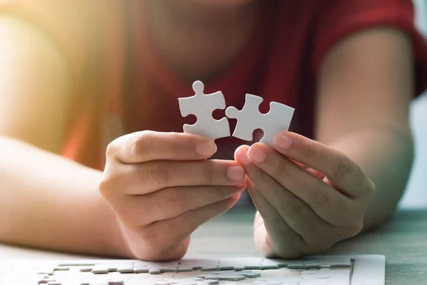 Nahaufnahme Schuss Hände Der Frau Hält Papier Puzzle Auswählen Fokus — Stockfoto