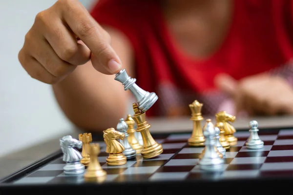 Main Femme Jouant Aux Échecs Pour Tactique Affaires Métaphore Planification — Photo