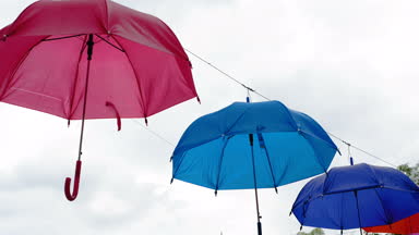 4K Renkli şemsiye Bulutlu mavi gökyüzüne asılı