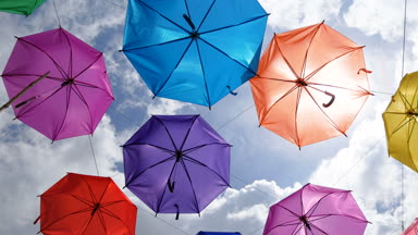 4K Renkli şemsiye Bulutlu mavi gökyüzüne asılı