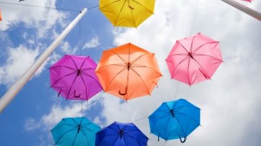 4K Renkli şemsiye Bulutlu mavi gökyüzüne asılı