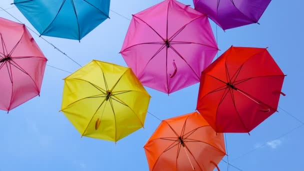 Kleurrijke Paraplu Opknoping Tegen Bewolkte Blauwe Lucht — Stockvideo