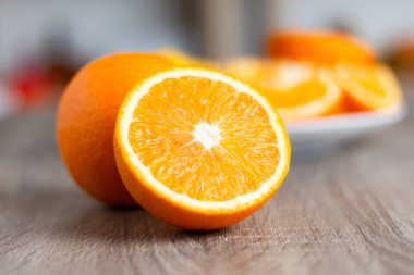 Yarım slaytta ahşap masa, yüksek vitamin meyve, taze doğa Orange seçin odak alan sığ derinliği